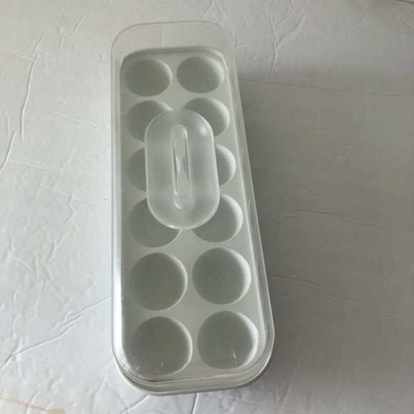 12 Eggs container White w clear cover with handle - Picture 5 of 8